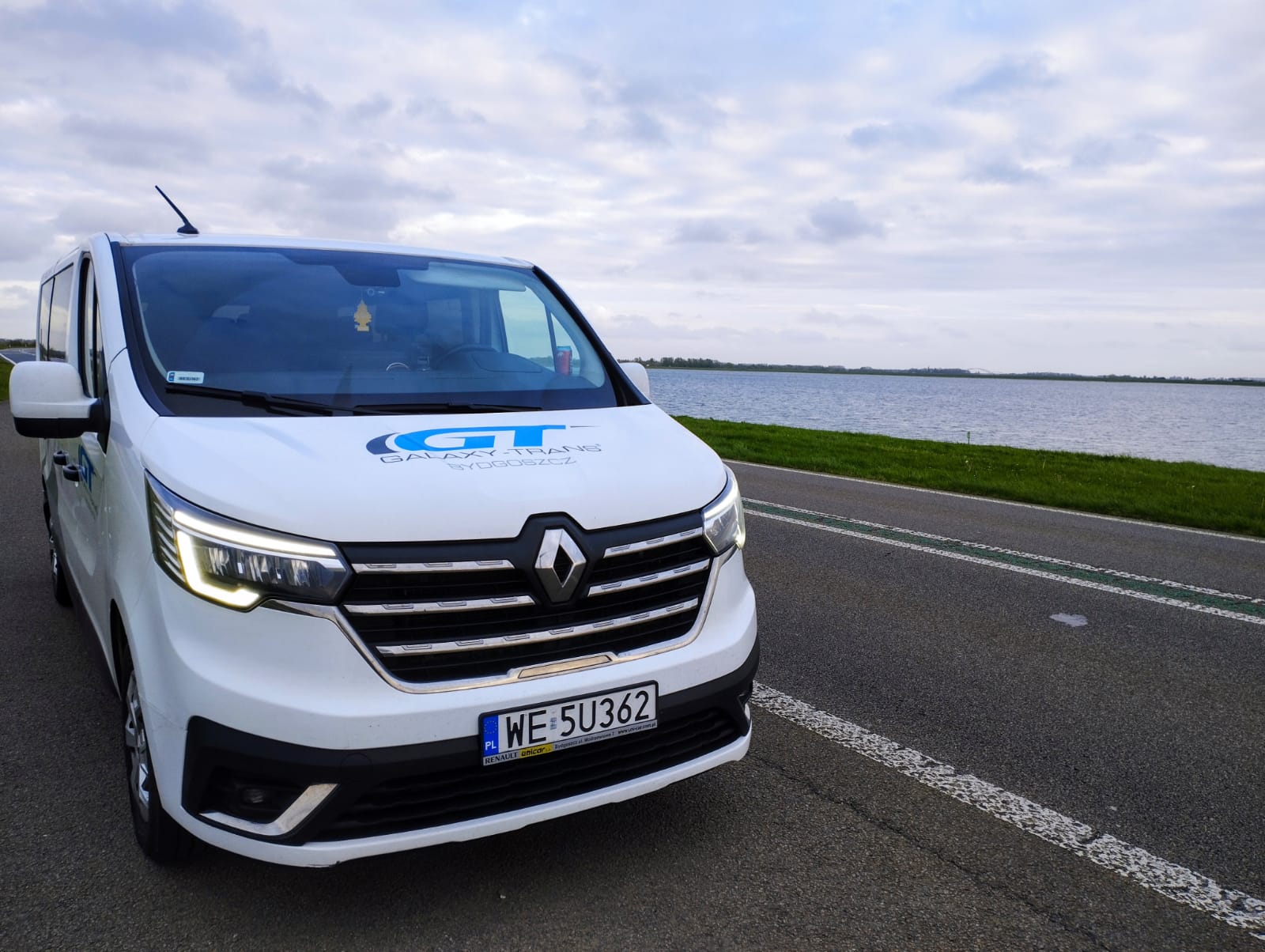 Bus Galaxy Trans Przewóz osób na poboczu