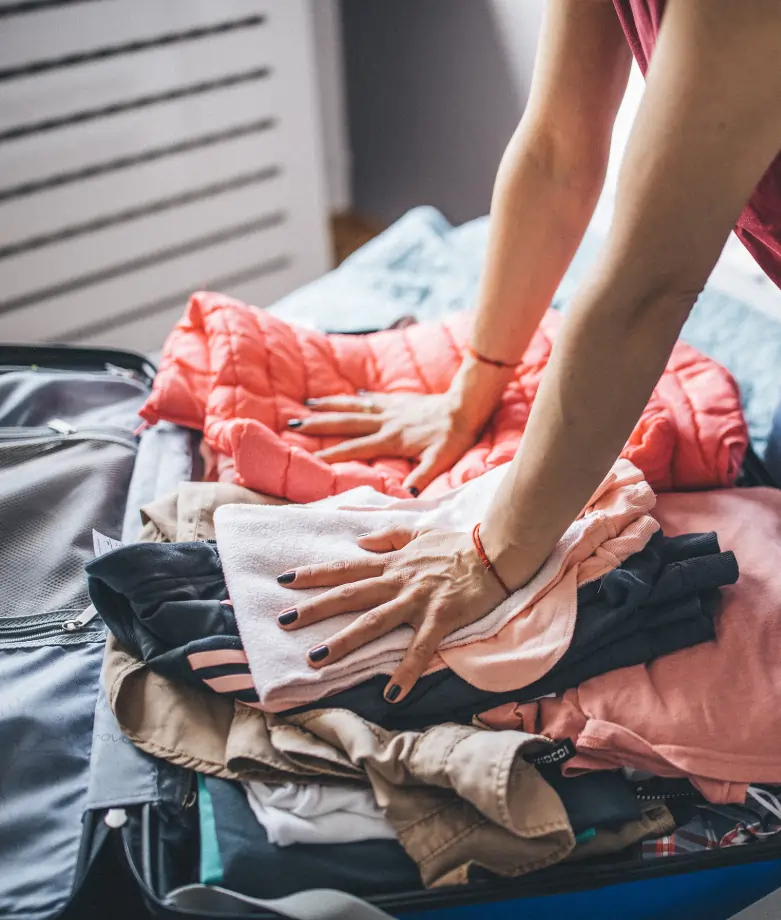 Pakowanie rzeczy do walizki podróżnej