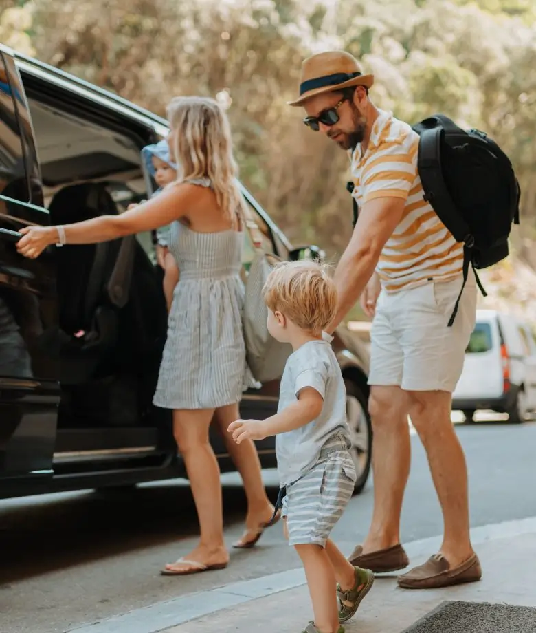 Rodzina wsiadająca do vana jadącego z Belgii do Polski