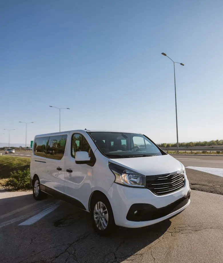 Van stojący z boku autostrady w Belgii